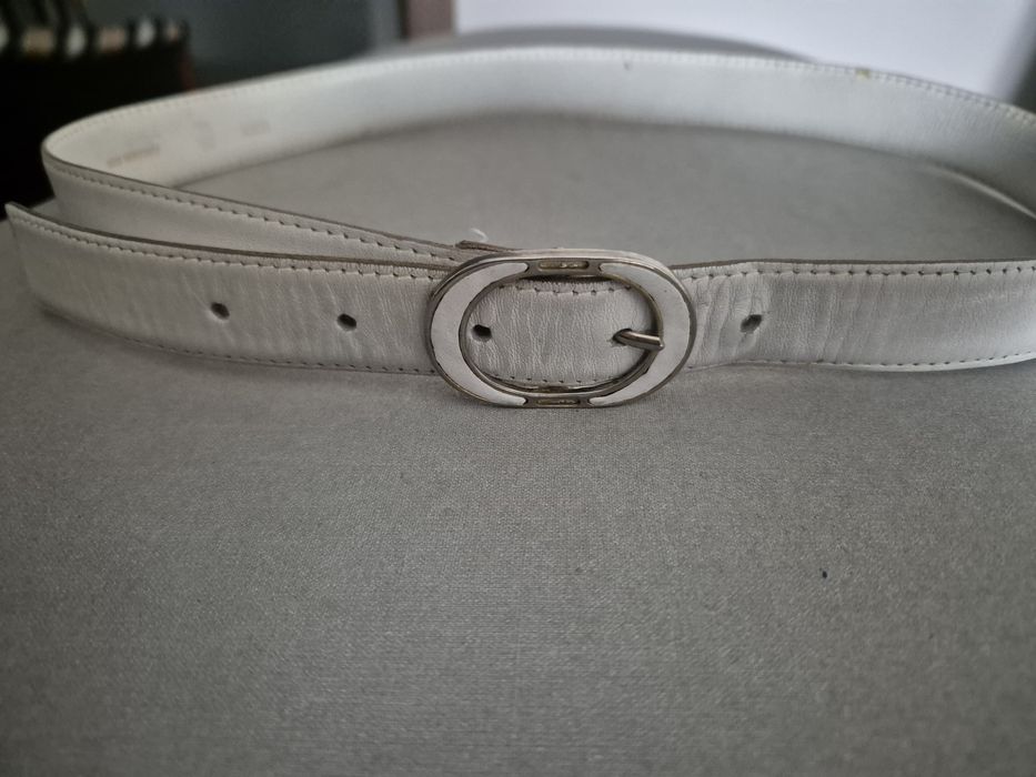 Biały skórzany pasek marki Chambord