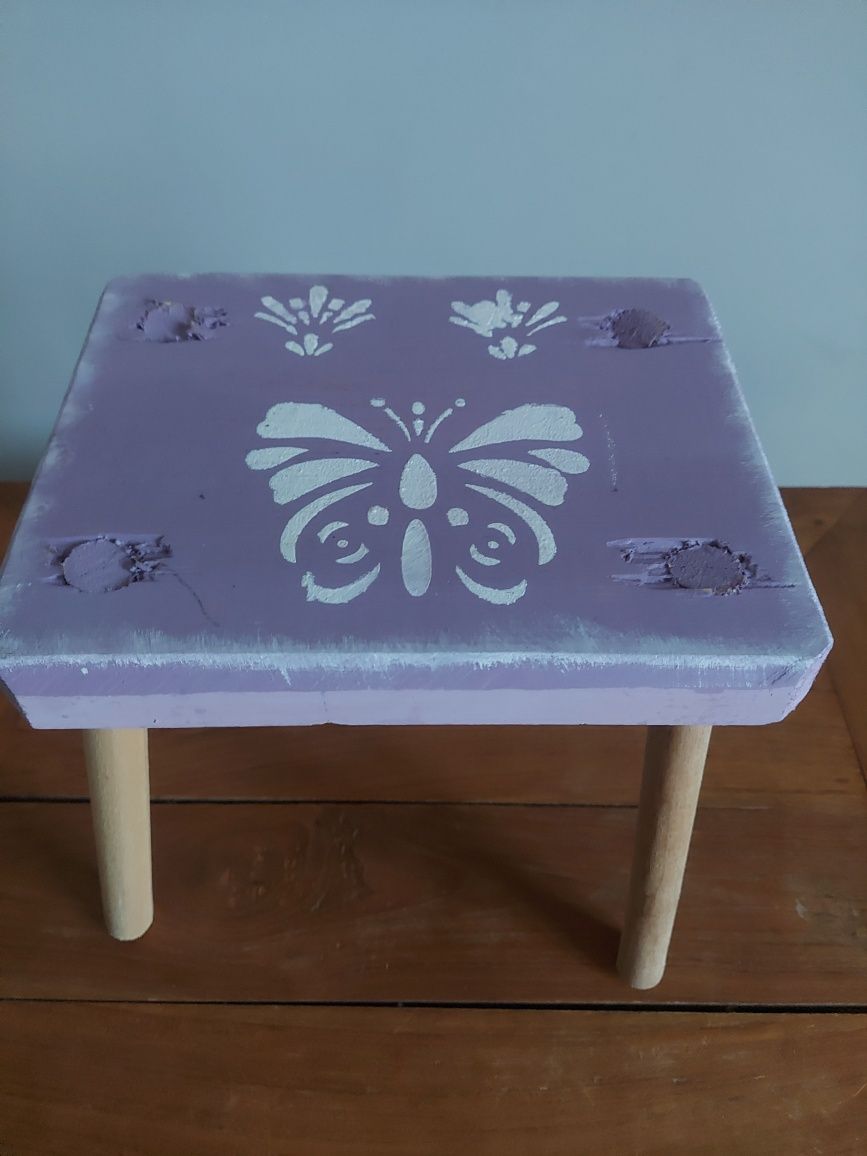 Uroczy, liliowy stołek/taboret maloway hand made z drewna dla dzieci