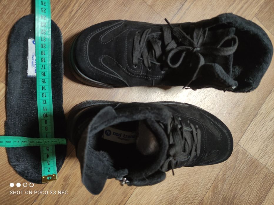 Жіночі зимові кросівки 39 черевики