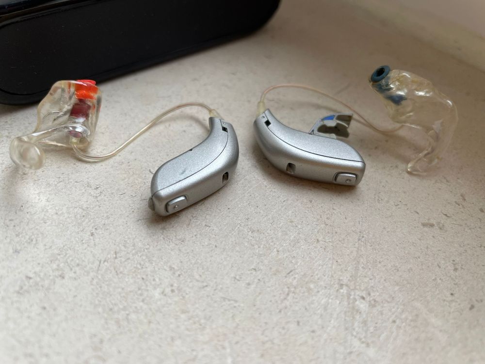 2 aparelhos auditivos