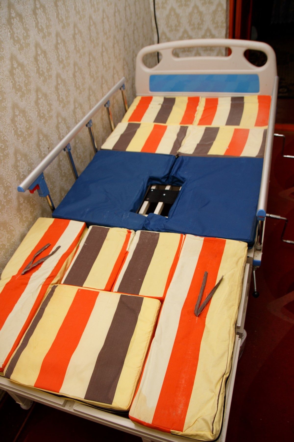 Ліжко медичне багатофункціональне з надувним протипролежнивим матрасом