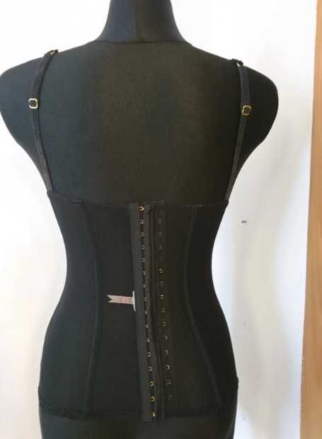 Czarny damski gorset w kropeczki