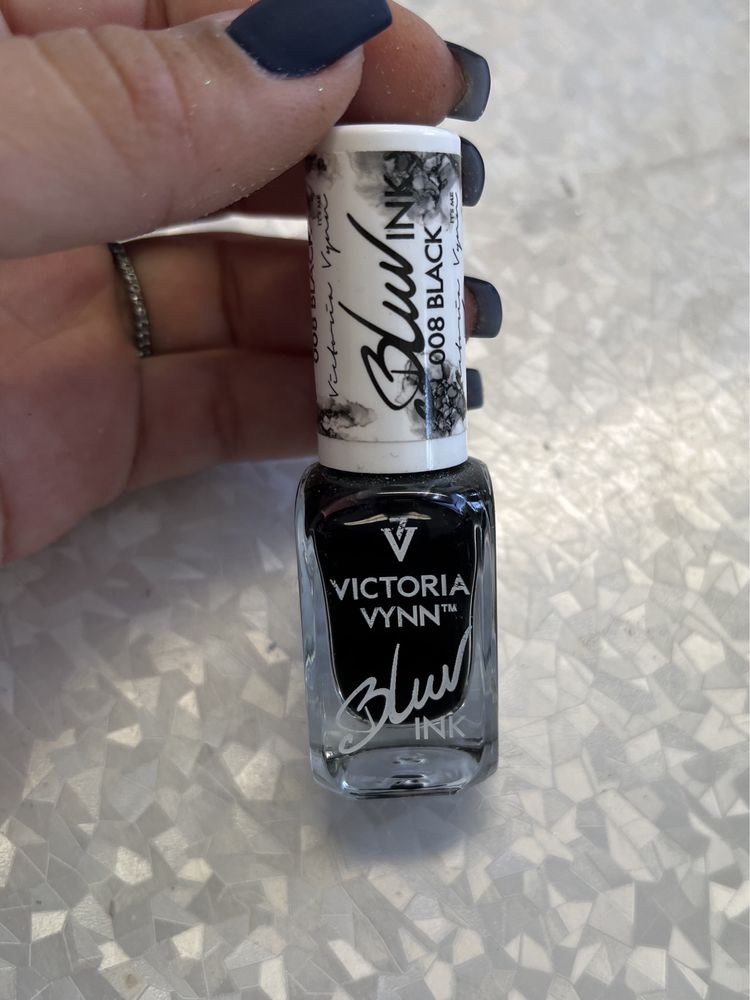 BlurInk da Victoria Vynn em preto