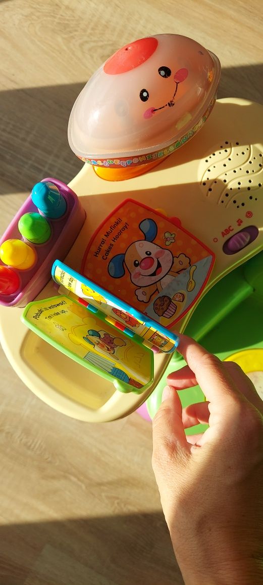 Interaktywny fotel fisher Price wydający dźwięki