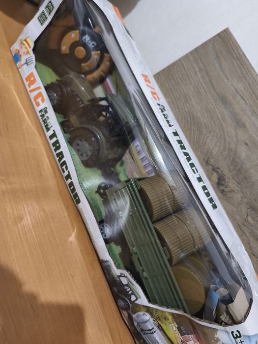 Traktor z przyczepą zdalnie sterowany