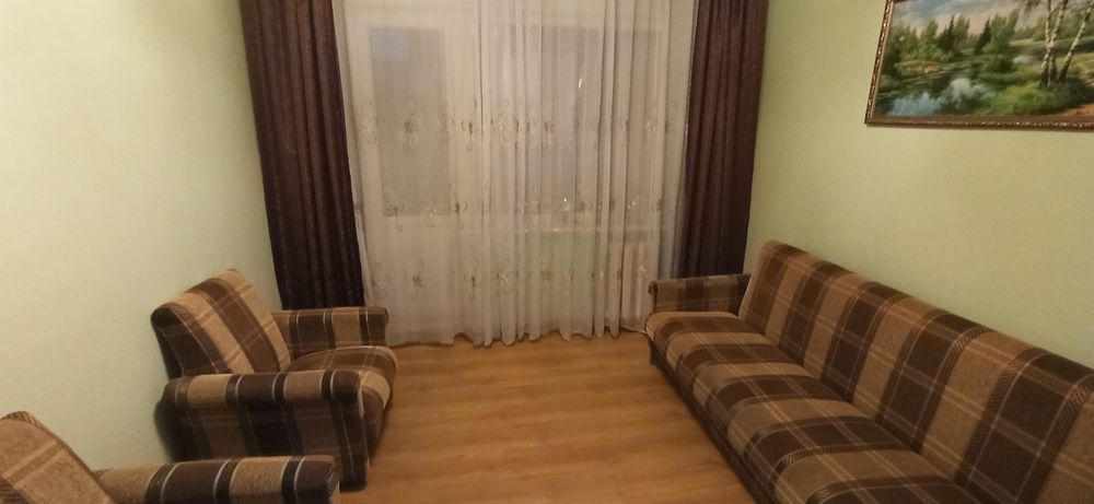 Продам меблі у вітальню: диван, крісла, книжкова шафа, комп'. стіл.