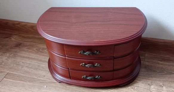 Szkatułka na biżuterię klasyczna drewniana