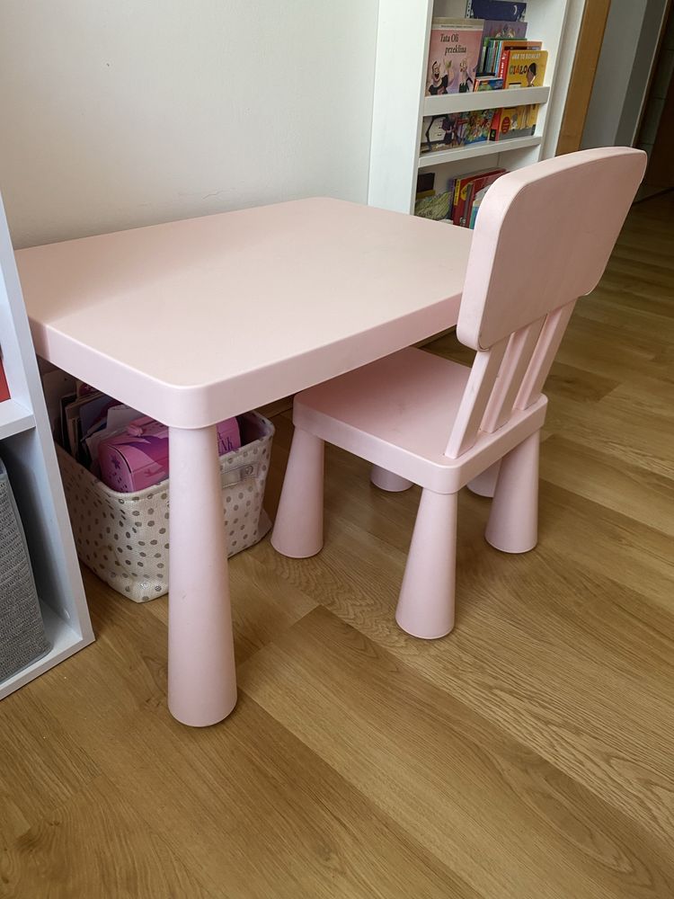 Różowy stolik Mammut Ikea z krzesłem