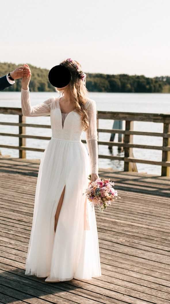 delikatna suknia ślubna z rozporkiem boho rustykalna