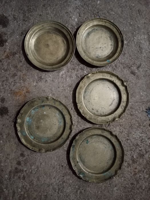 Talerzyki mosiężne z czasów PRL.