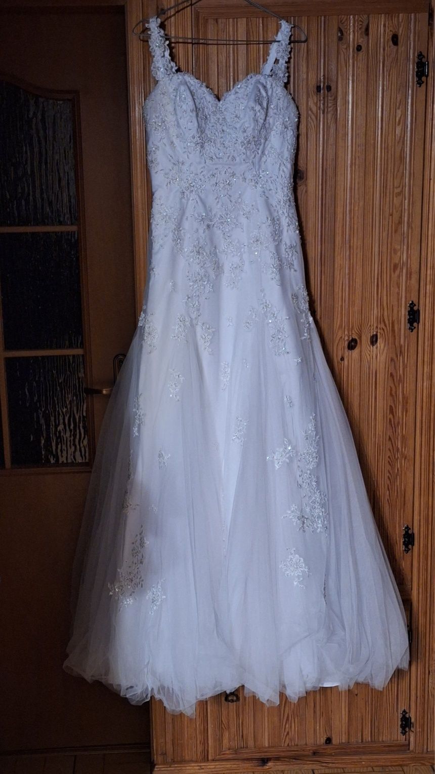 Piękna biała suknia ślubna z koronką