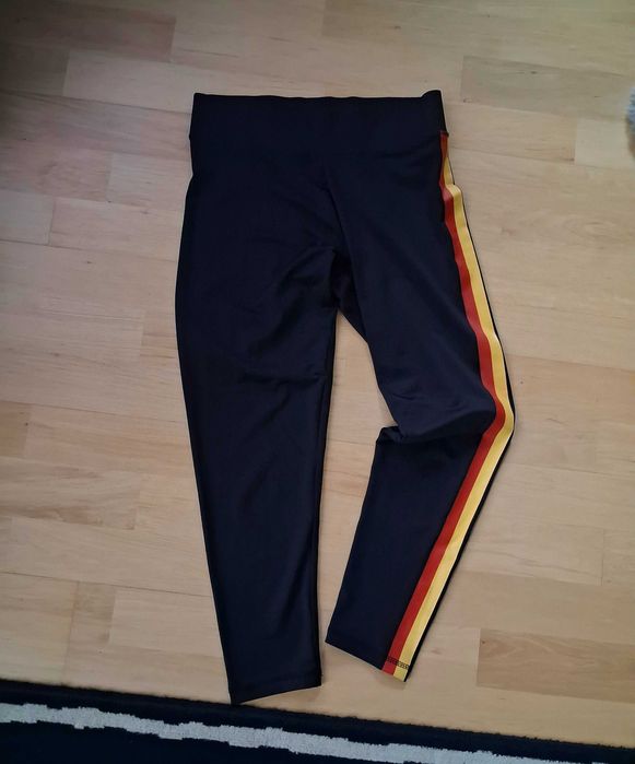 Czarne legginsy 3/4 z kolorowym lampasem