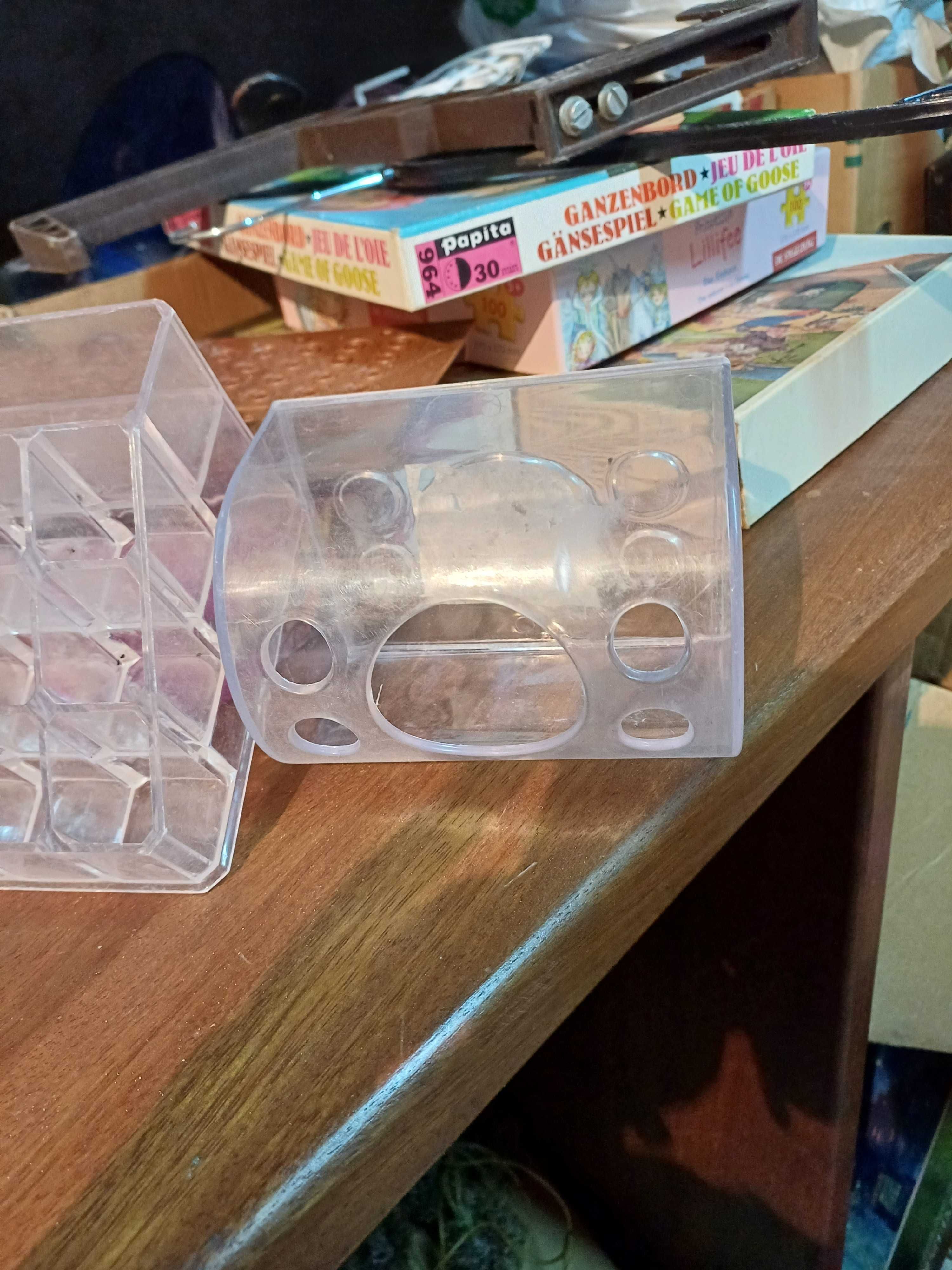 Plastikowe pojemniki na kosmetyki i szczoteczki do zębów.