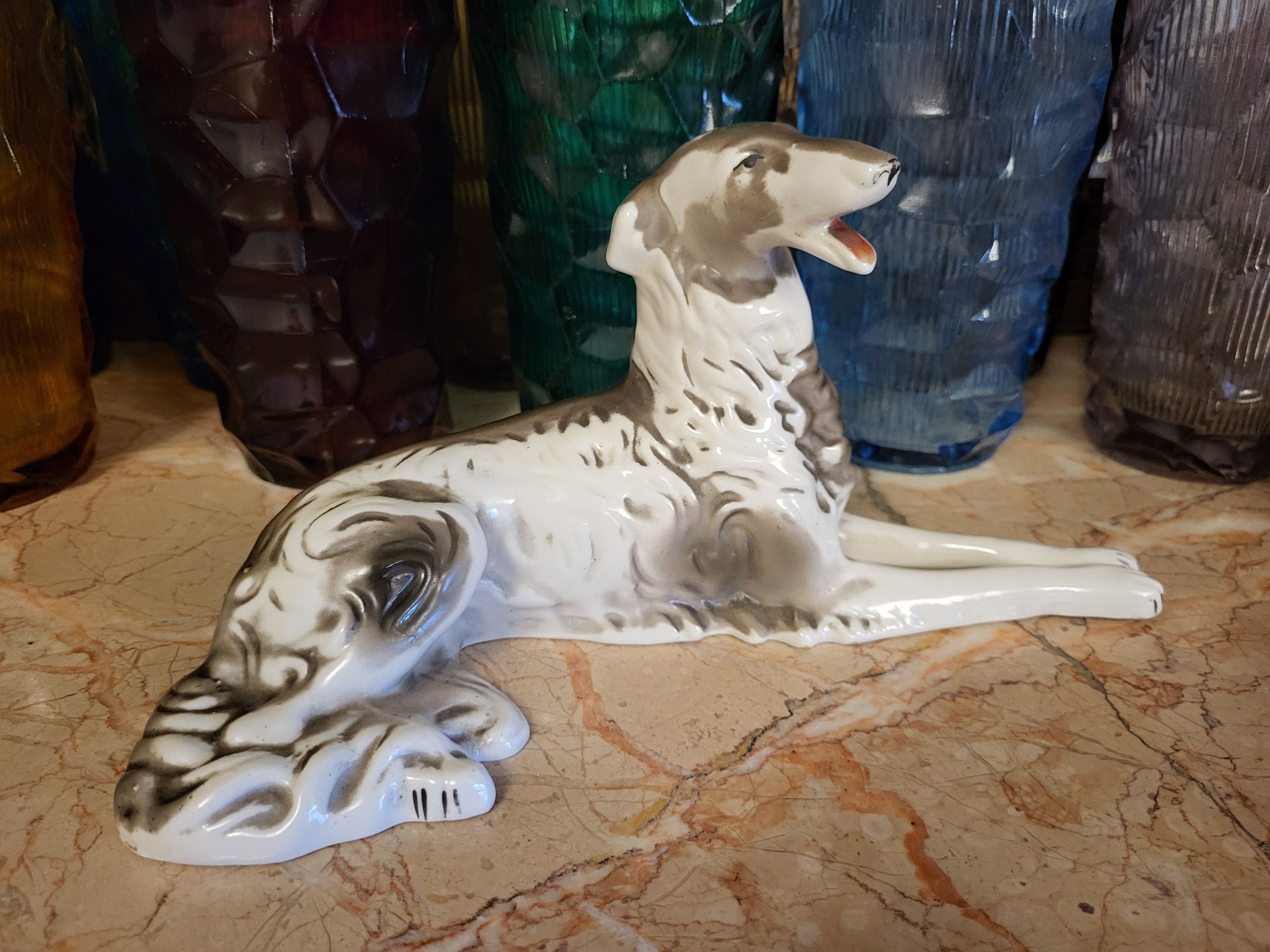 Stara porcelanowa figurka psa chart