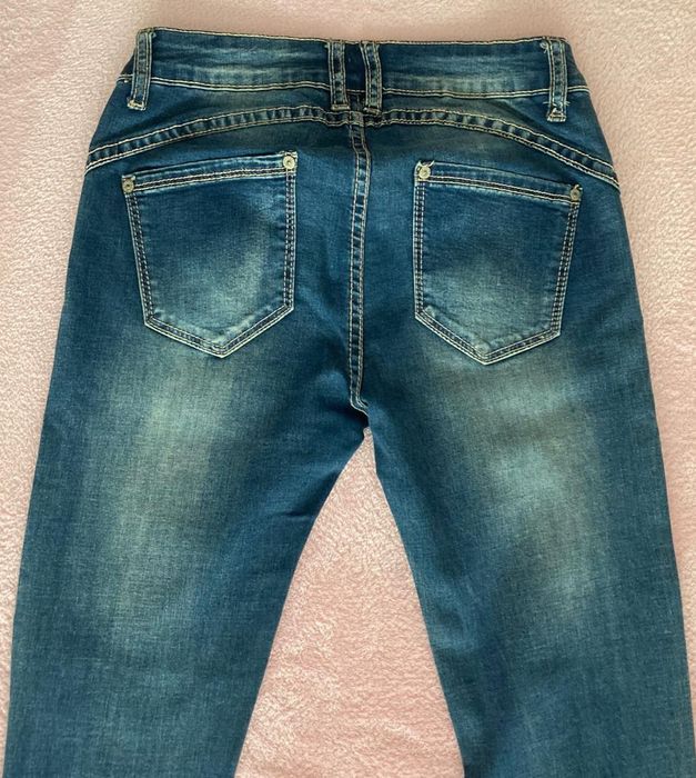 Skinny jeans push up com bordados Mozzaar