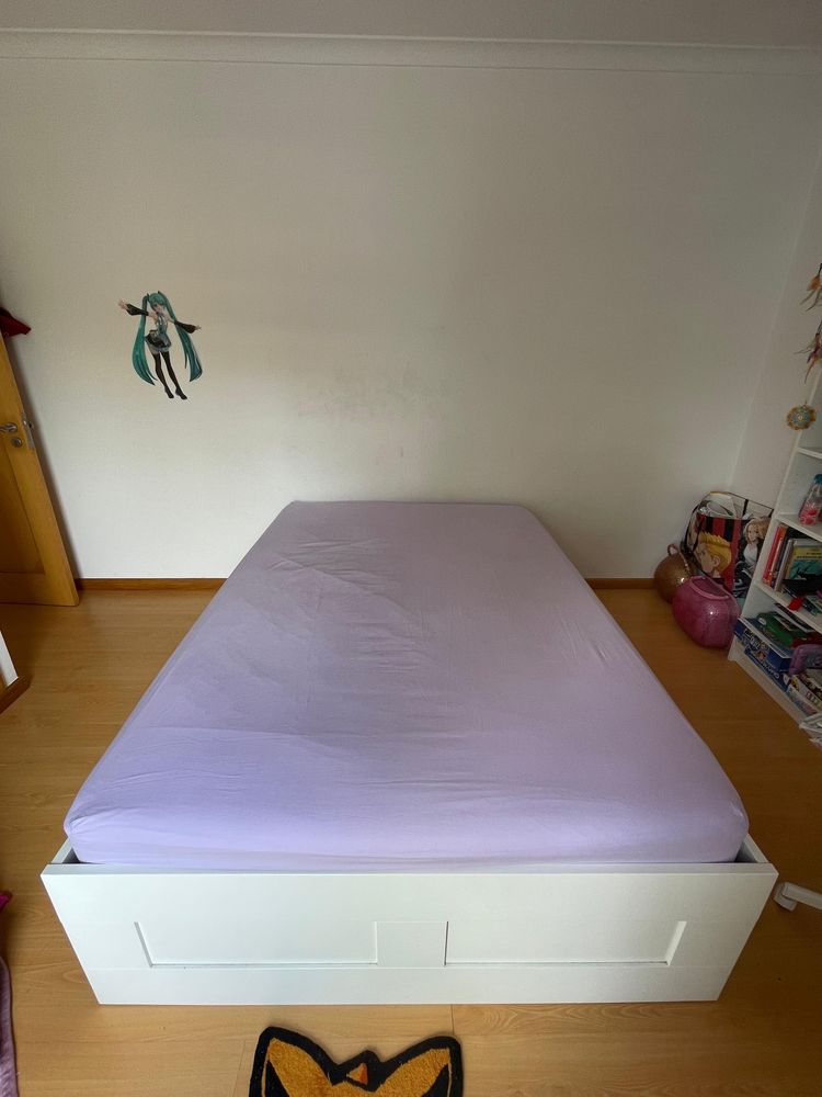 Cama com colchão e armário de prateleiras