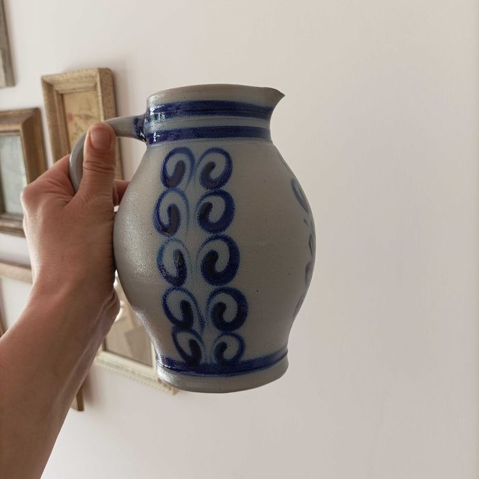 Zestaw glinianych naczyń, kamionka i wazon. Ozdobne dzbanki. Dzban.