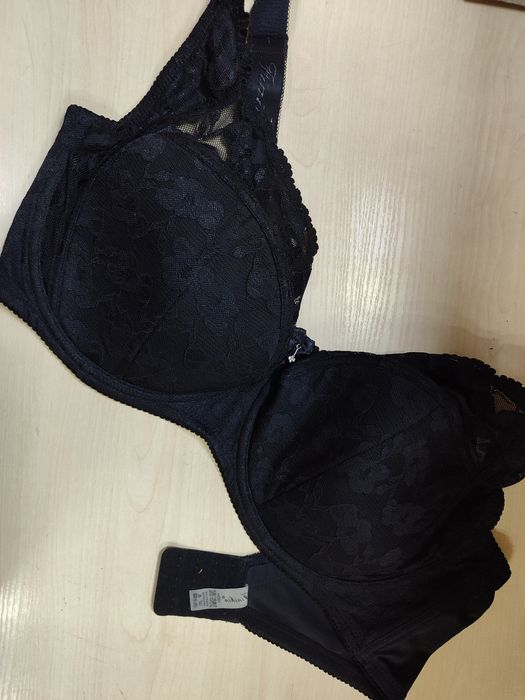 Чорний бюстгальтер, шикарний, великого розміру.