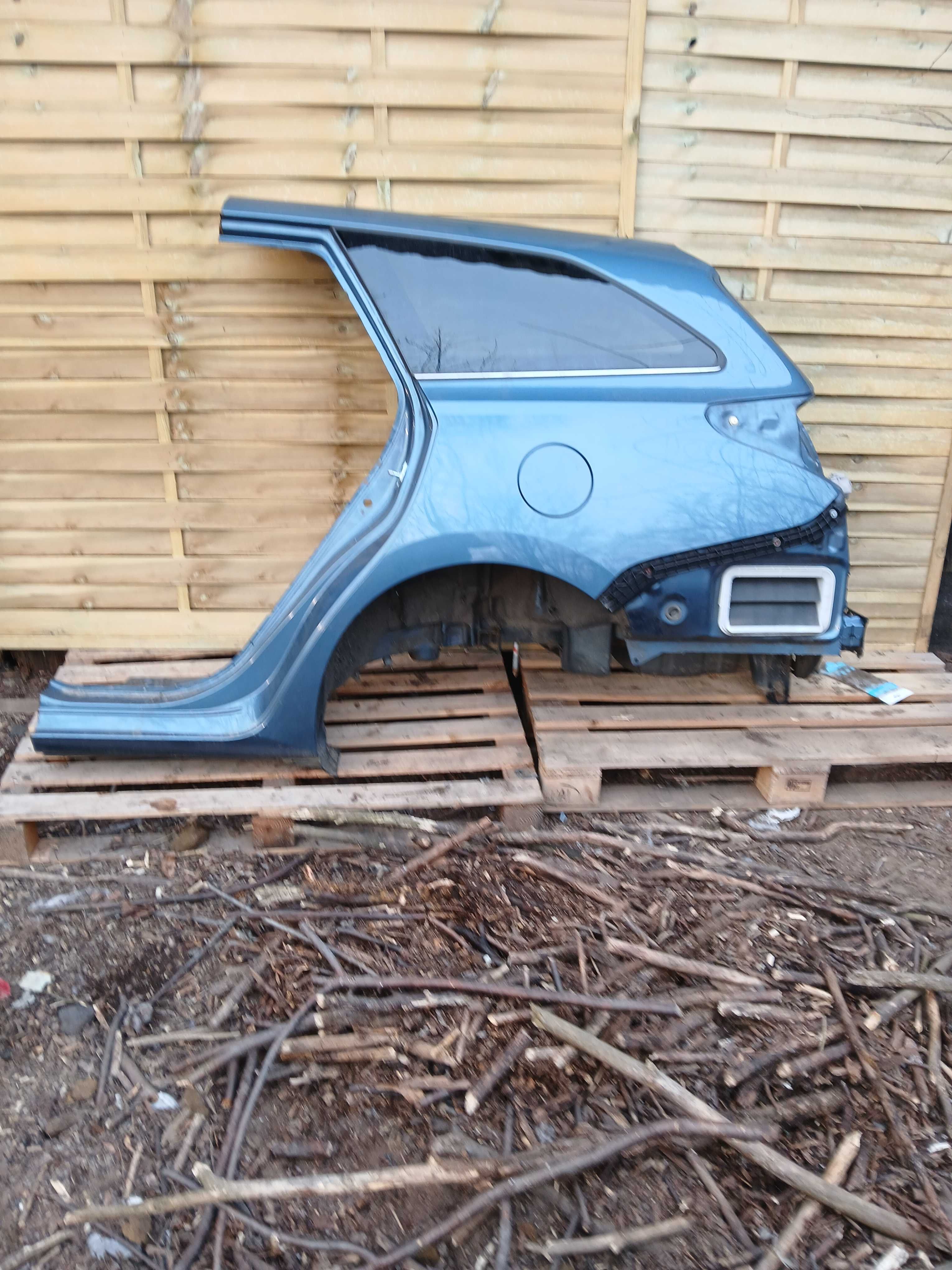 Blotnik tyl lewy tylny poszycie Toyota Auris II combi 12-18 8U6
