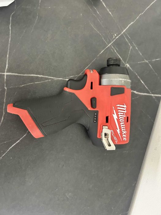 OKAZJA! Zakrętarka Milwaukee M12 FUEL – wersja USA, uszkodzona