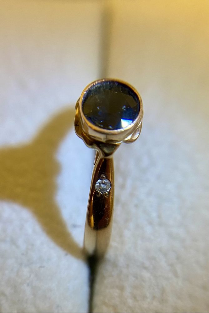 Золотое кольцо с сапфиром и бриллиантами р.16,5