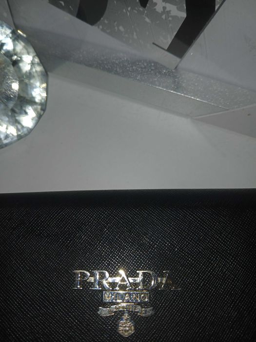 Czarny portfel Prada