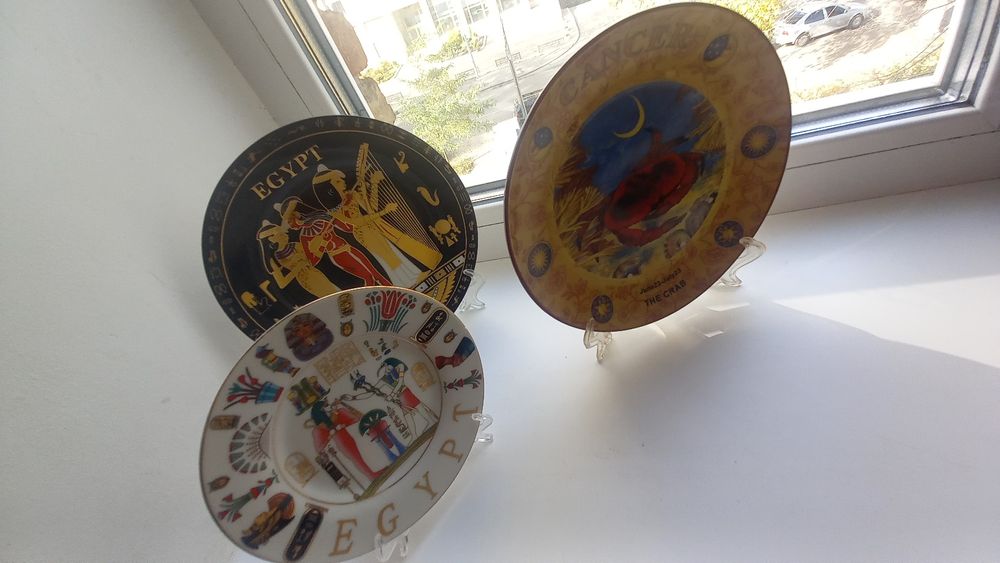 Тарелки  на подставке и с креплением для стены.