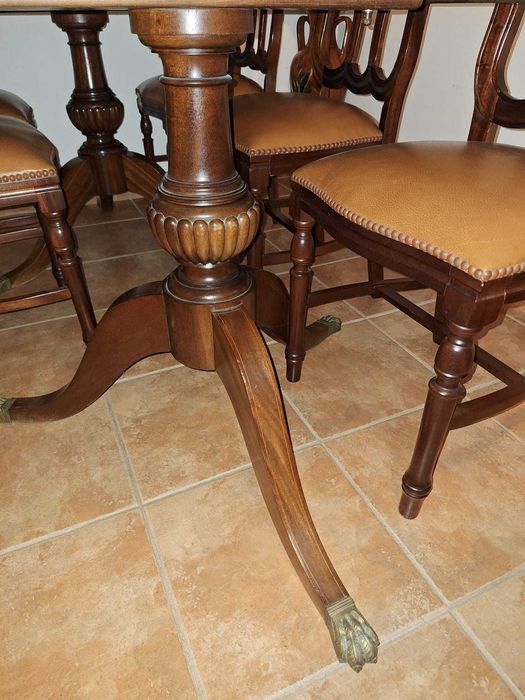 Mesa de jantar em Mogno maciço + 6 cadeiras em pele. Excelente estado.