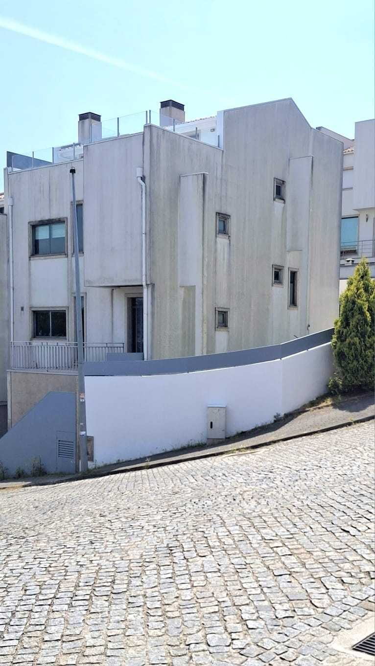 Moradia Gaveto T3+1 com terraço no último piso– Ferreiros – Braga