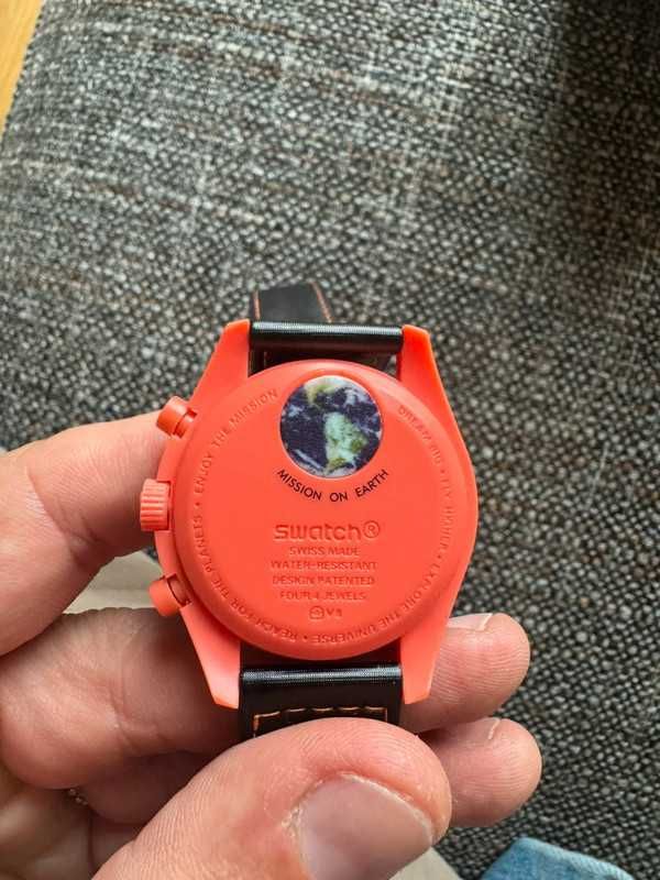 Omega Swatch SO33O100 – Lava w Metalicznym Odcieniu