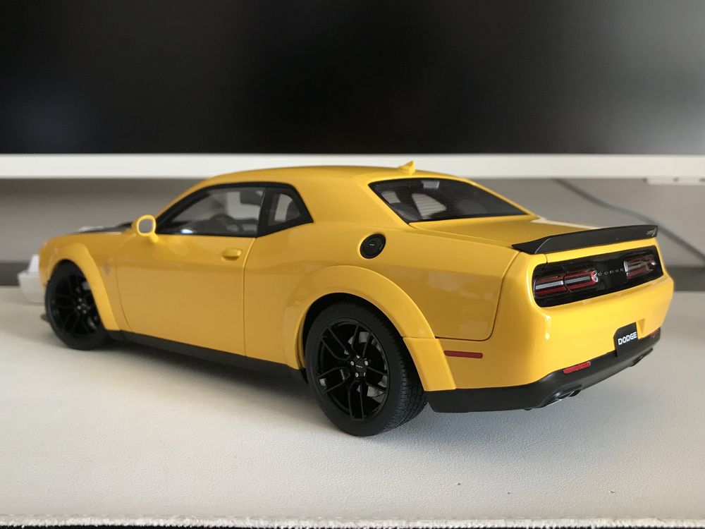 AutoArt Dodge Challenger SRT Hellcat Widebody 2018 Yellow jacket 1/18