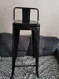 Czarne krzesła metalowe