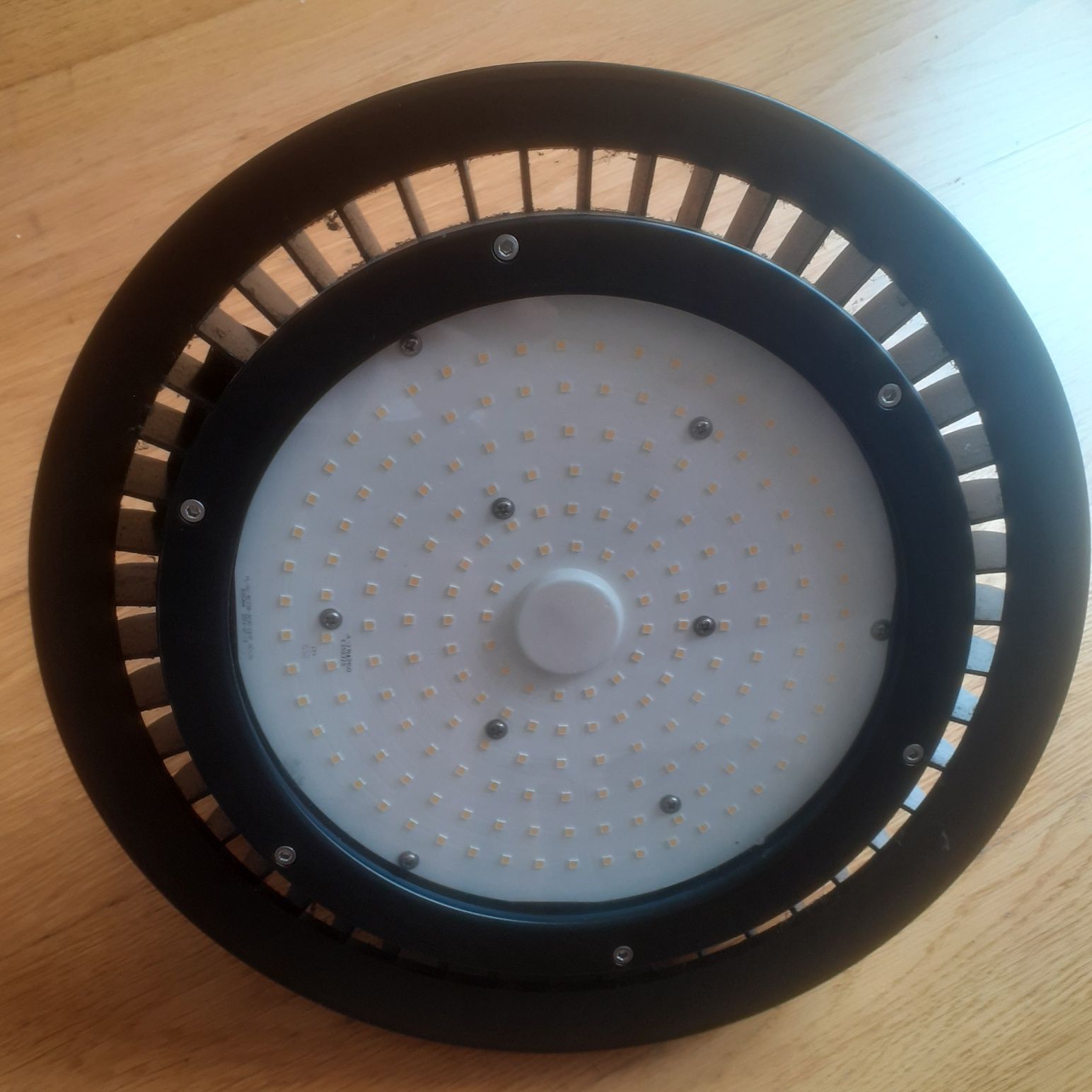 Vende-se LED V-TAC 9111 com  j1000 W