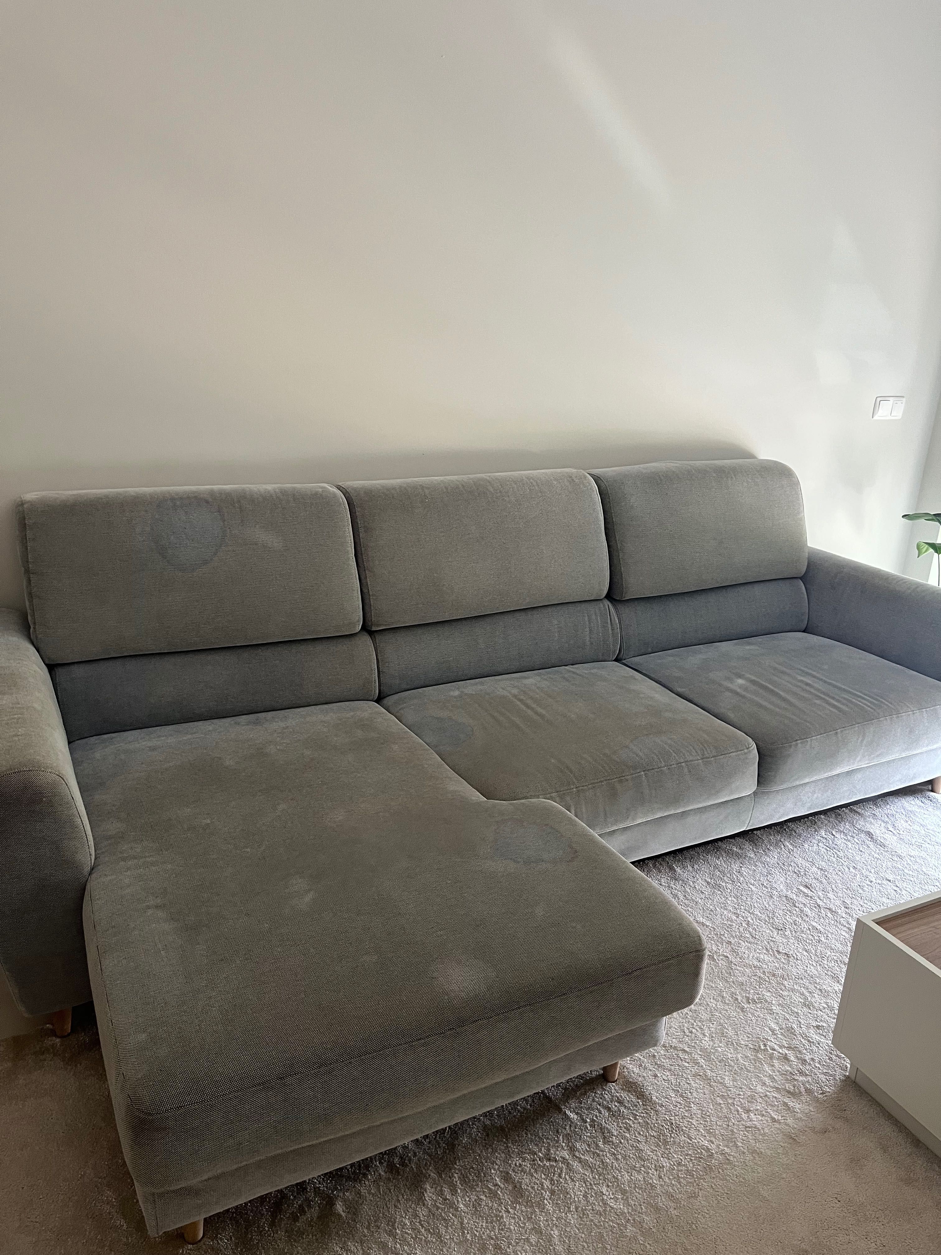 Sofá cinzento com chaise longue