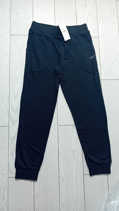 Nowe! Oryginalne 4F joggery męskie czarne rozmiar S (258)