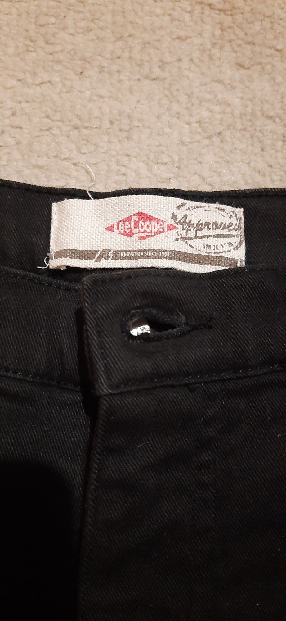 Czarne używane spodnie Lee Cooper