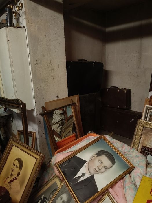 Stare portrety, monidła+walizka.