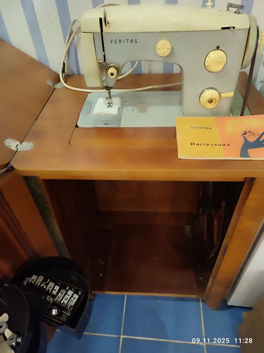 Швейна зигзак- машина Веритас з тумбой