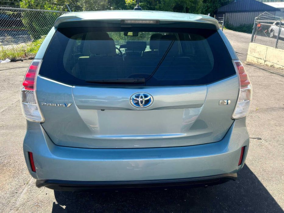 Toyota Prius v Five      2015