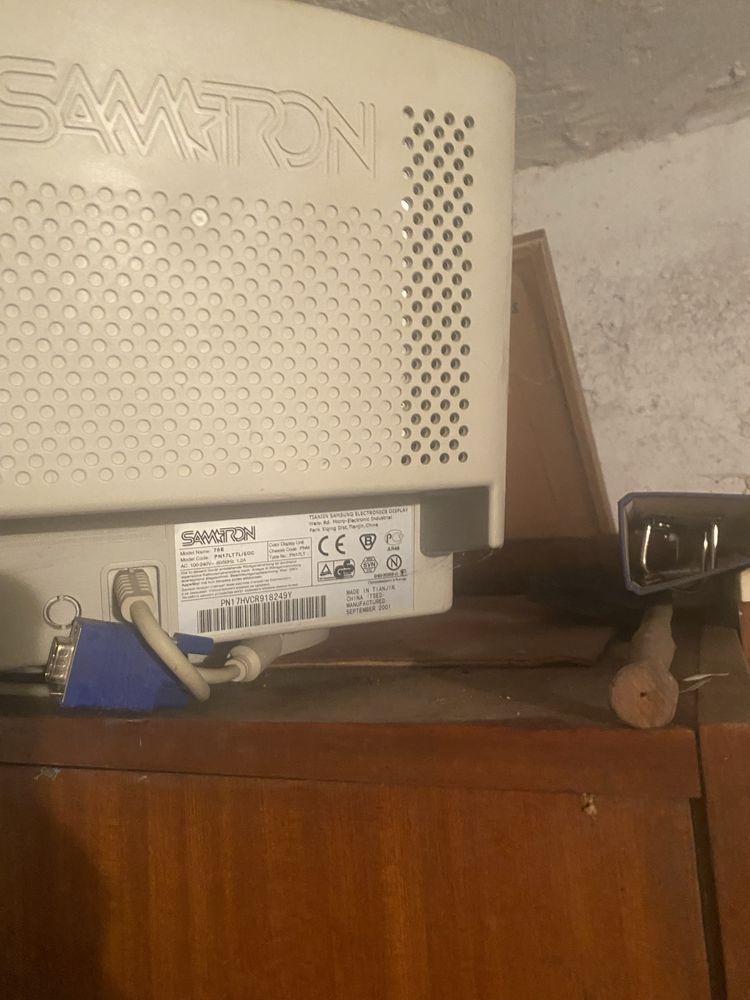 Monitor komputerowy Samtron 76e.