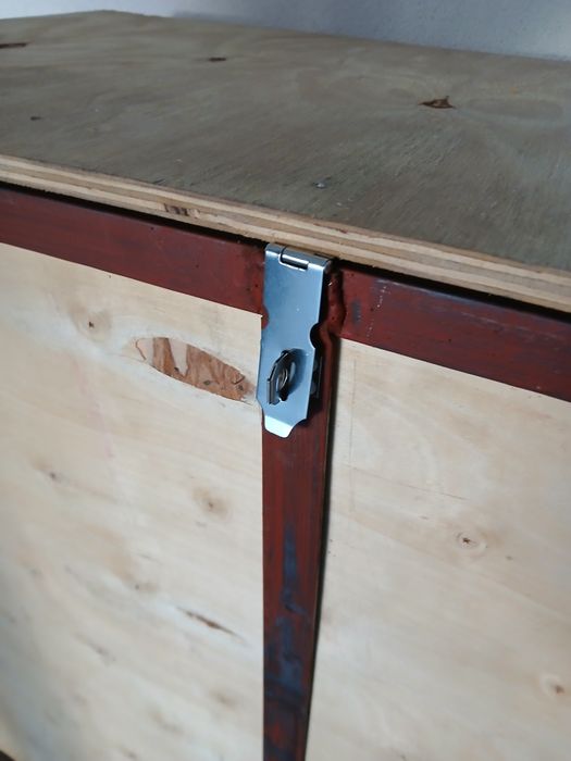 Dois caixotes grandes de madeira