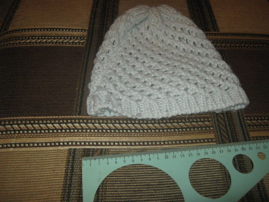 Вязаная женская шапка