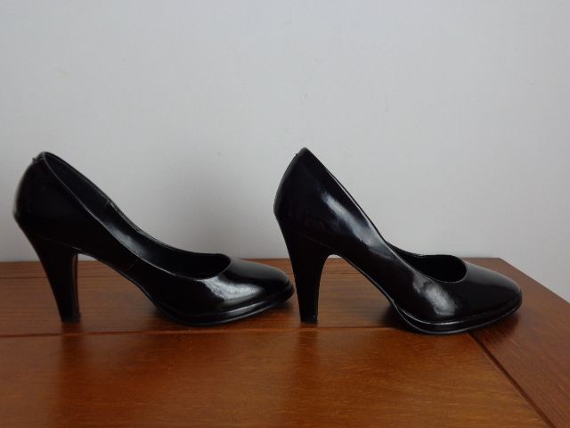 Sapatos pretos em verniz