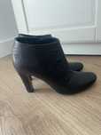 Sapatos e botins pretos