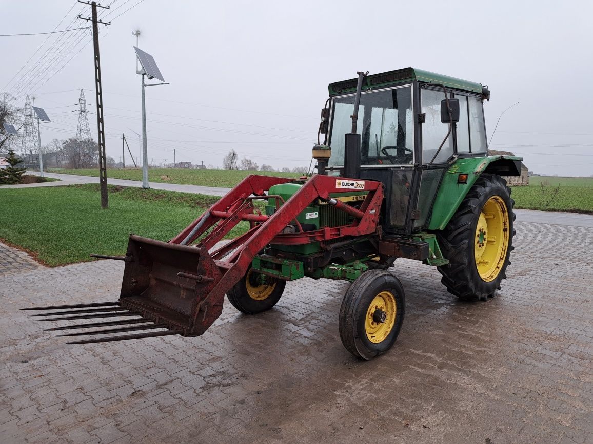 Ciągnik John Deere 2130 z ładowaczem czołowym Quicke