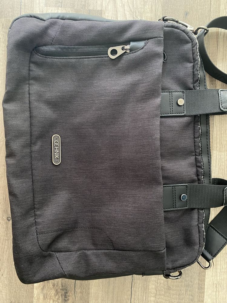 Czarna torba na laptopa marki Ochnik