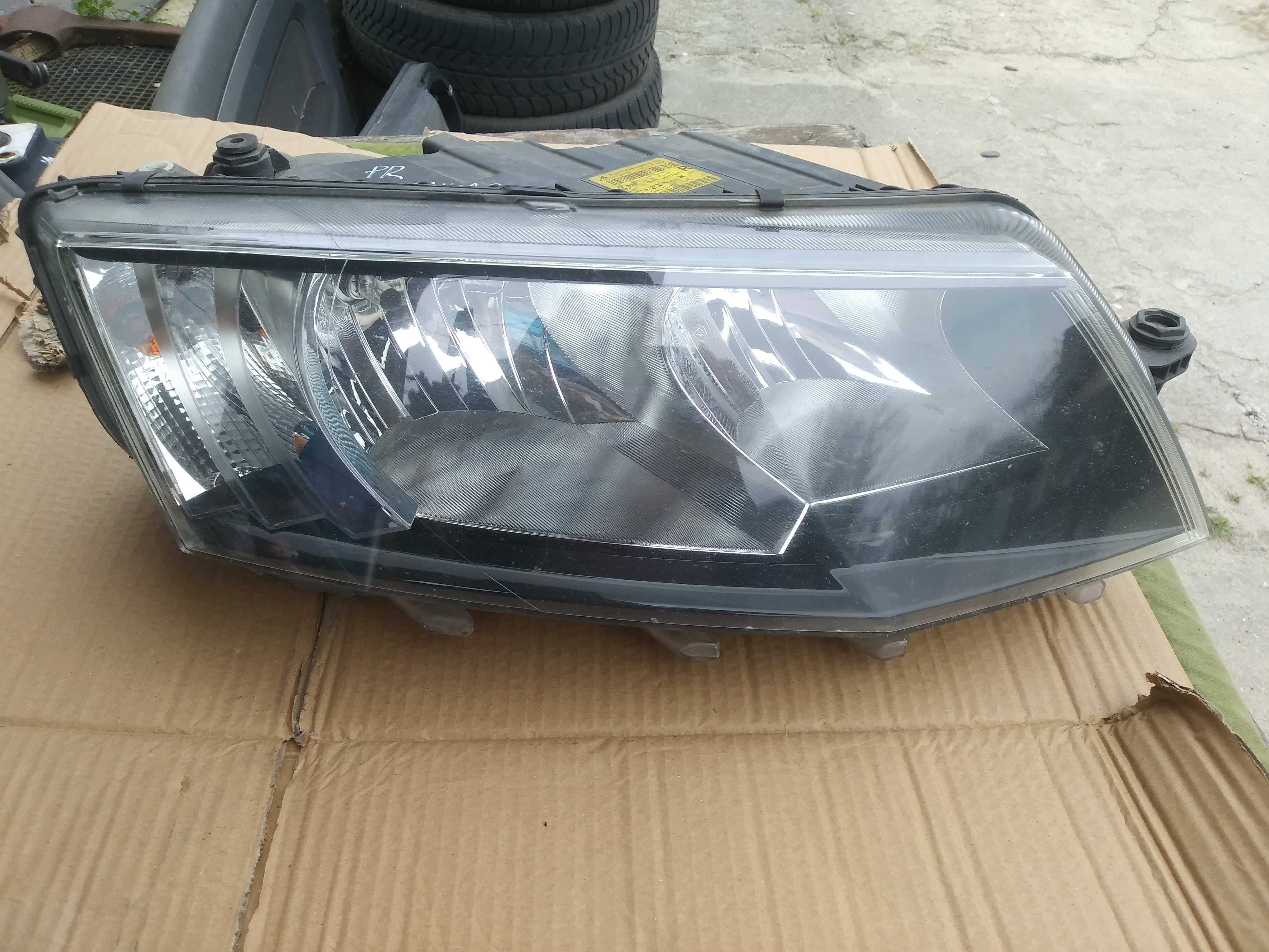 Lampa przód prawa Skoda Octavia III 5E1