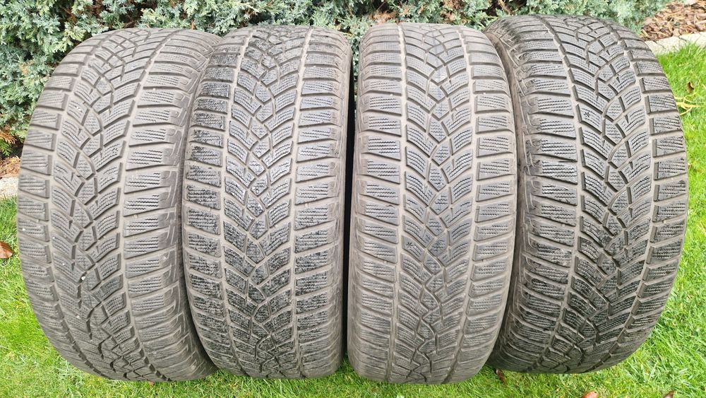 Opona zimowa Goodyear UltraGripPerformance 215/55R17