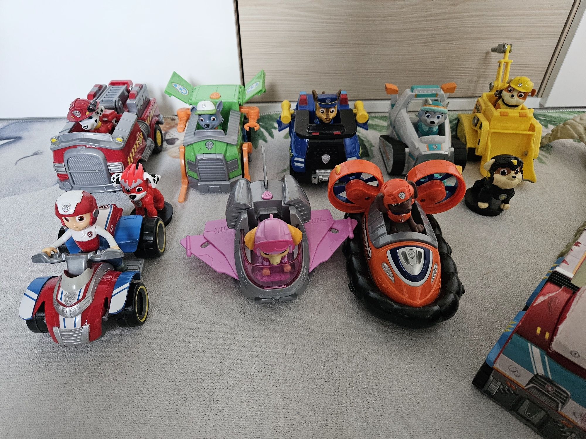 Mega zestaw pojazdów Psi Patrol Spin Master i tor T-Rex