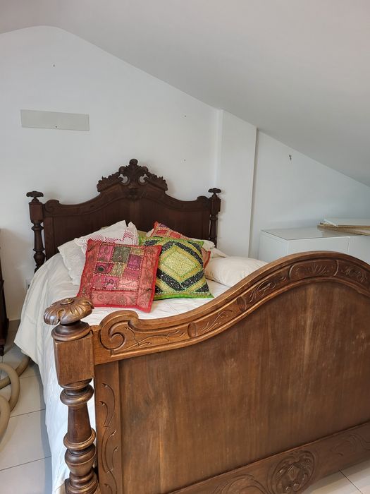 Cama antiga de madeira mogno maciço